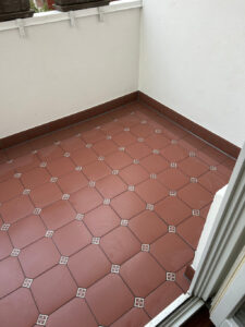 Fliesenarbeiten auf einem Balkon
