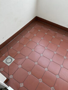 Fliesenarbeiten auf einem Balkon